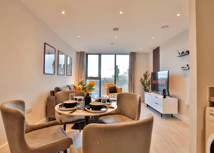 Modern 2 Bed, 2 Bath With Ensuite By Avalora Short Lets & Serviced Salford, Near Tram Manchester, Train Station, Parking * 맨체스터