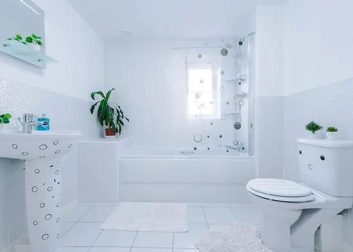 Apartment Luxury 3 Bedroom House Close To Center