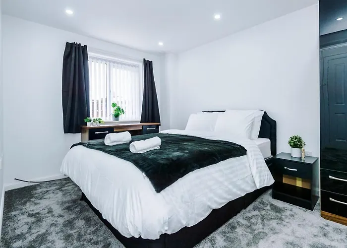 Luxury 3 Bedroom House Close To Center Apartment *