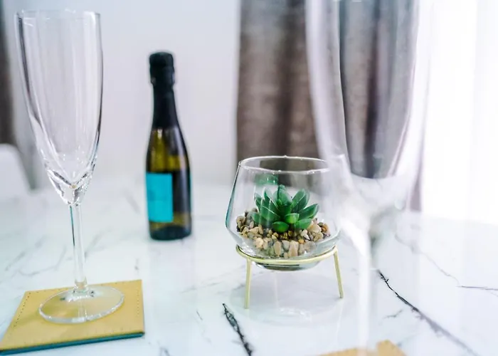 Apartment Luxury 3 Bedroom House Close To Center