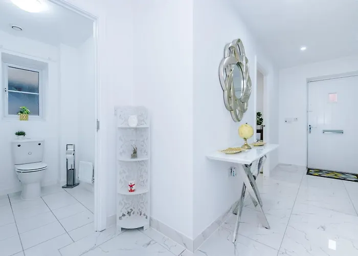 Luxury 3 Bedroom House Close To Center Apartment *