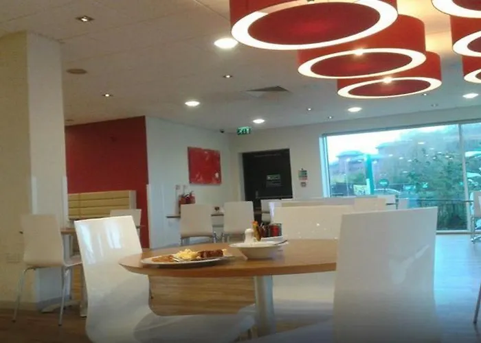 מלון Travelodge Salford Quays