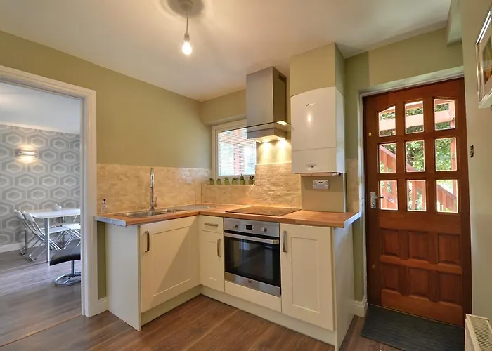 The Garden Apartment, Near Airport & *