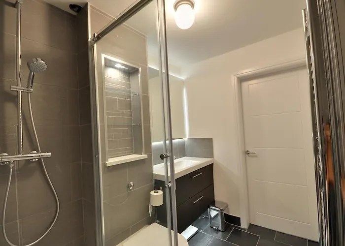 The Garden Apartment, Near Airport & Apartament *