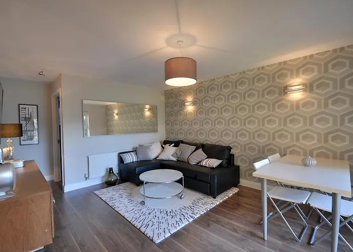 The Garden Apartment, Near Airport & *