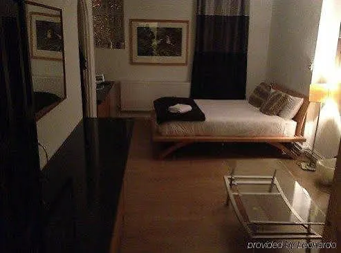 Гостевой дом Hendham House - Near Etihad Stadium, Coop Live Arena, Ao Arena, Piccadilly Train Station & Centre 2*