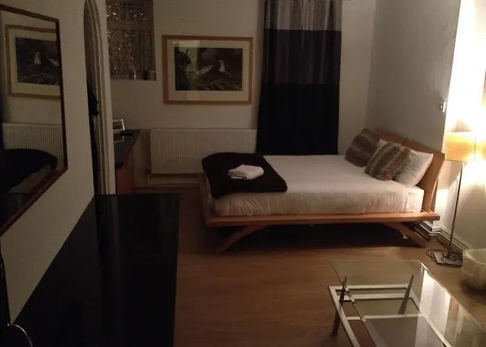 Гостевой дом Hendham House - Near Etihad Stadium, Coop Live Arena, Ao Arena, Piccadilly Train Station & Centre 2*