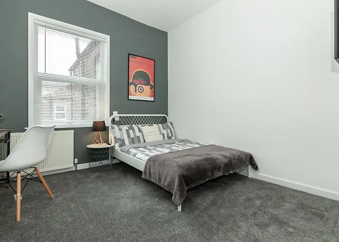 Dom wakacyjny Park House - Large 3 Bedroom Victorian House, 10 Mins From Manchester