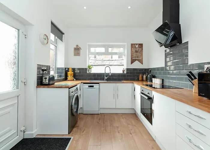 Park House - Large 3 Bedroom Victorian House, 10 Mins From *