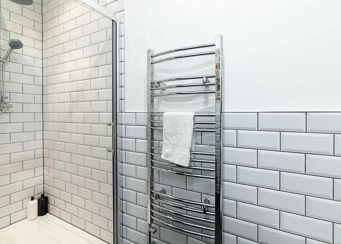 Park House - Large 3 Bedroom Victorian House, 10 Mins From