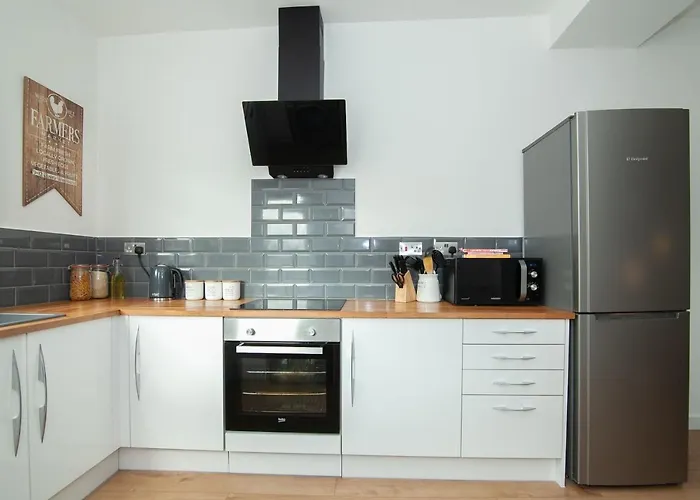 Park House - Large 3 Bedroom Victorian House, 10 Mins From