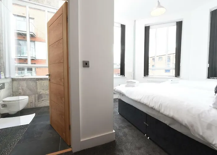 Stunning High Spec Sleep 14 * Manchester