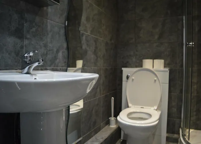 Spacious Shude Hill With Balcony