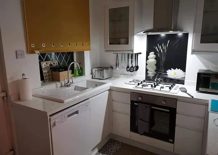 펜션 Corner House, Sleeps 8 In 4 Bedrooms, Near Train Station, Great Value! *