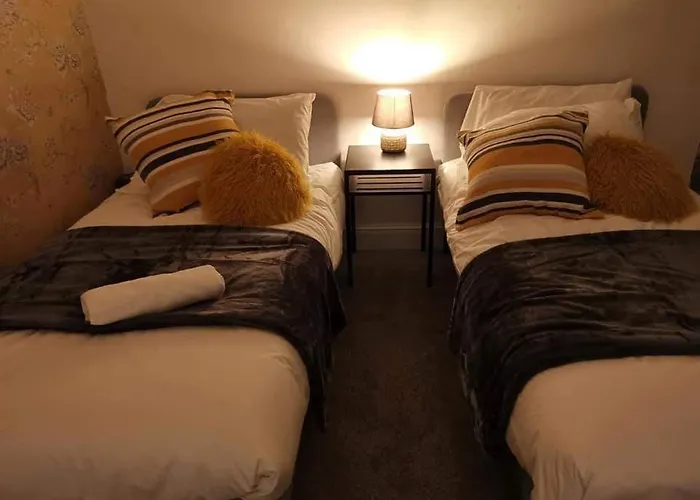 Сasa de vacaciones Corner House, Sleeps 8 In 4 Bedrooms, Near Train Station, Great Value! *