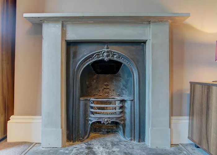 Dom wakacyjny Manchesters Ultimate House - Hot Tub - Sleeps 22!