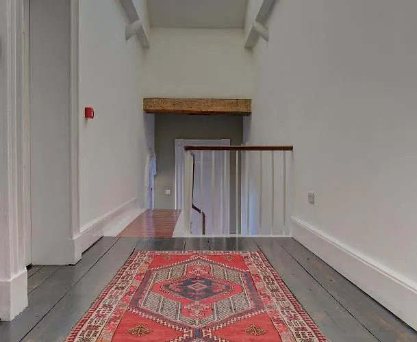 Manchesters Ultimate House - Hot Tub - Sleeps 22! Manchester