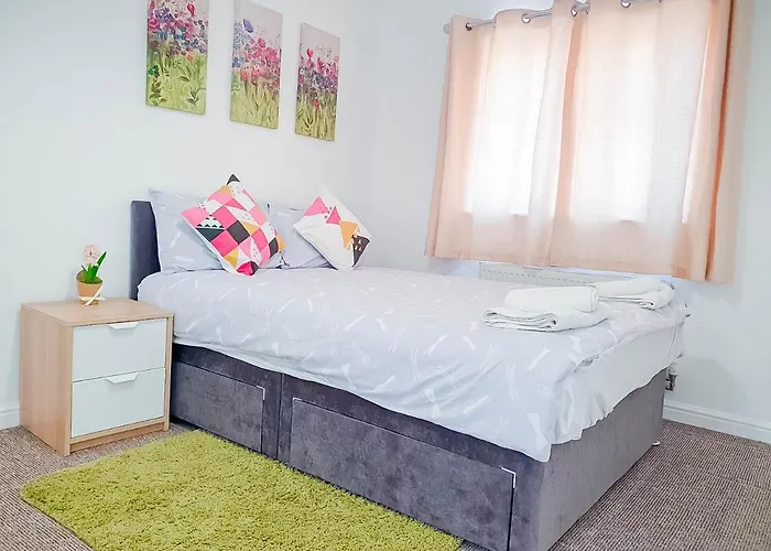 Airport Lounge - 3 Bed - 6 Persons