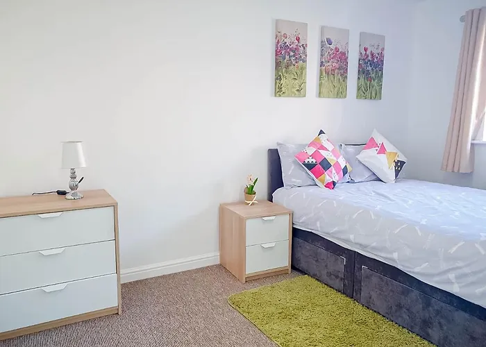 Airport Lounge - 3 Bed - 6 Persons Manchester