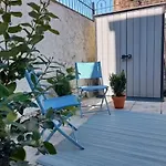 Corner House, Sleeps 8 In 4 Bedrooms, Near Train Station, Great Value! *