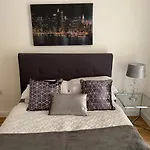 1 Bedroom Lovely In Salford Quays Free Street Parking Subject To Availability