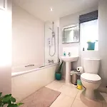 Prázdninový dům The Lawnswood - Holiday Home With Free Parking Near Coop Live & Etihad Manchester