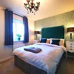 The Lawnswood - Holiday Home With Free Parking Near Coop Live & Etihad Prázdninový dům