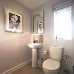 Prázdninový dům The Lawnswood - Holiday Home With Free Parking Near Coop Live & Etihad Manchester