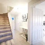 The Lawnswood - Holiday Home With Free Parking Near Coop Live & Etihad Prázdninový dům *