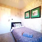 The Lawnswood - Holiday Home With Free Parking Near Coop Live & Etihad Prázdninový dům