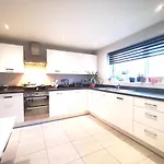 The Lawnswood - Holiday Home With Free Parking Near Coop Live & Etihad Prázdninový dům *