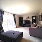 Prázdninový dům The Lawnswood - Holiday Home With Free Parking Near Coop Live & Etihad