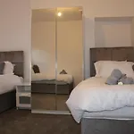 Beautiful, Spacious, Old Trafford Tatil Evi *