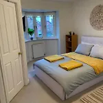 Spacious And Amazing 4 Bedroom Detached House בית נופש *