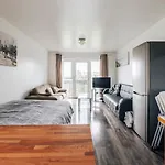 Lloyd St Apartment