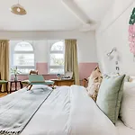 Malacuna Hostel *