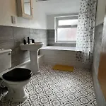 The Hive 2-bed With Kitchen And Private Bathroom In Lively Monton Village - Sleeps 4 - Free Wifi - Parking Nearby