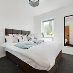 Pass The Keys Lovely 3 Bedroom Golf Club And Parking * Manchester