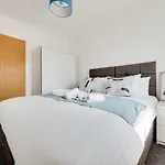 Casa de Férias Pass The Keys Lovely 3 Bedroom Golf Club And Parking Manchester