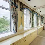 Beautiful 'mayfield' With Private Pool! *