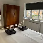 2 Bedroom House With Garden * Manchester