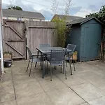 2 Bedroom House With Garden Feriehus Manchester