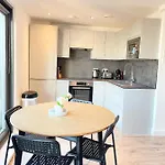 Centre, Floor Apartment, Two Balconies アパート *