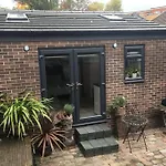 Beautiful Detached Private Annex In Great Location Apartment