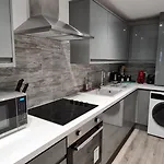 The Ecclesian - Upscale Near Trafford Centre & Eccles Train Station マンチェスター