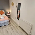The Ecclesian - Upscale Near Trafford Centre & Eccles Train Station アパート *