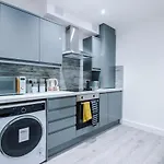 The Ecclesian - Upscale Near Trafford Centre & Eccles Train Station