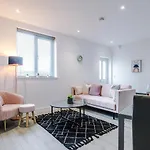 The Ecclesian - Upscale Near Trafford Centre & Eccles Train Station アパート マンチェスター