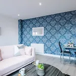 The Ecclesian - Upscale Near Trafford Centre & Eccles Train Station アパート *