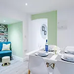 The Ecclesian - Upscale Near Trafford Centre & Eccles Train Station